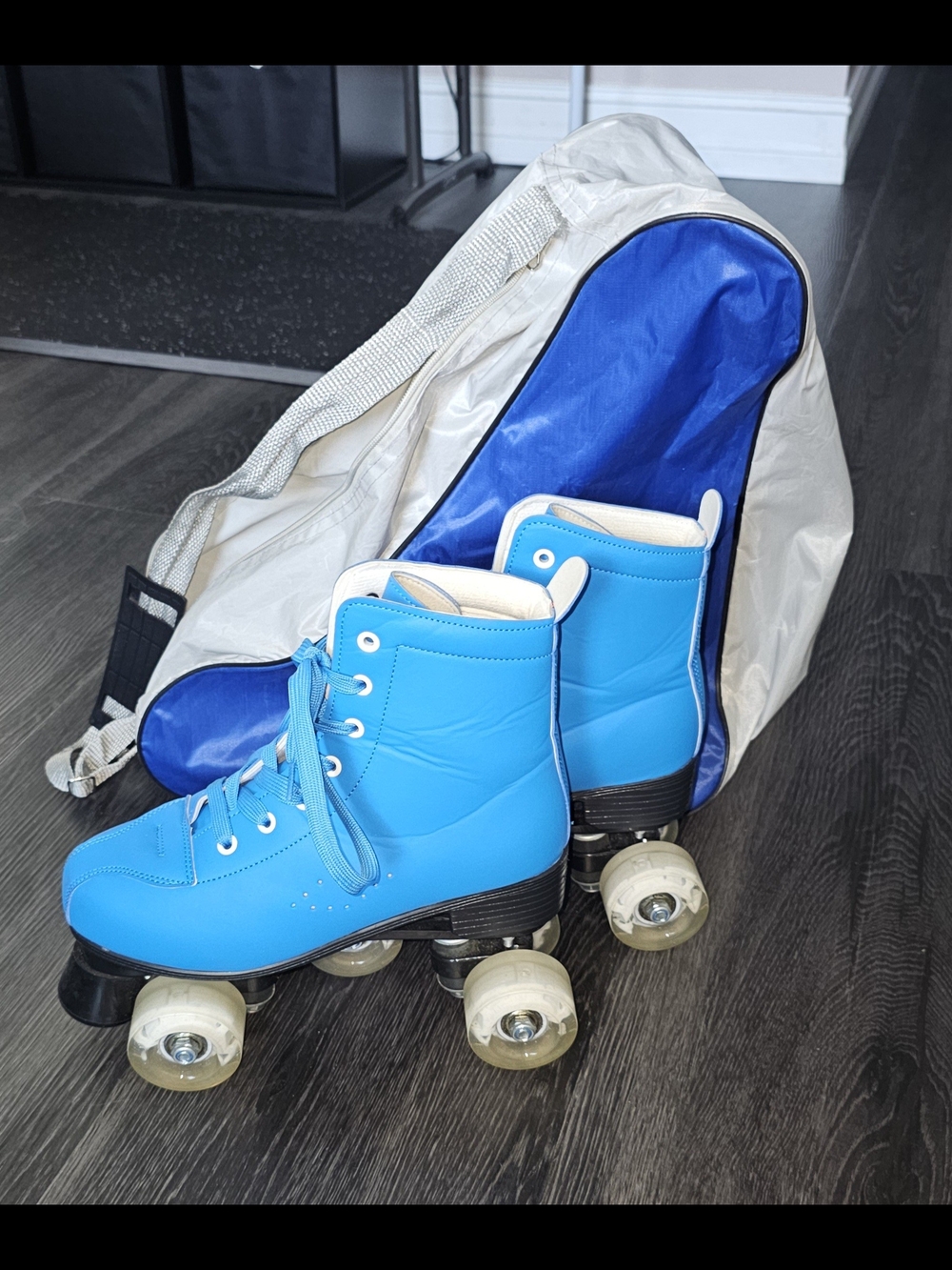 Womens Size 8.5 Blue Roller Skates With Flash Wheels